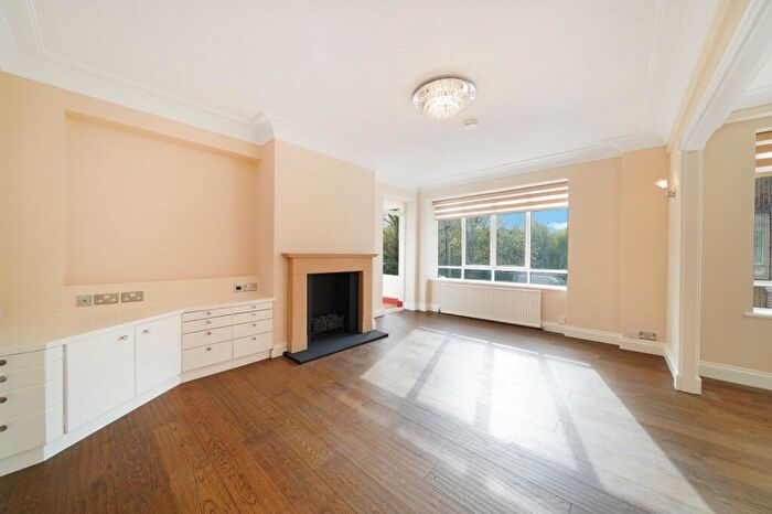 3 Bedroom Flat To Rent In Viceroy Court, - Prince Albert Road, NW8
