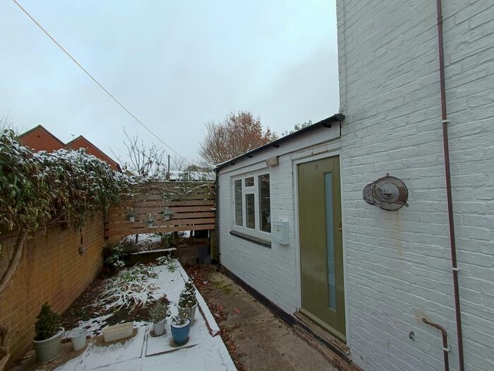 2 Bedroom Flat To Rent In Moor End Lane, Thame, OX9