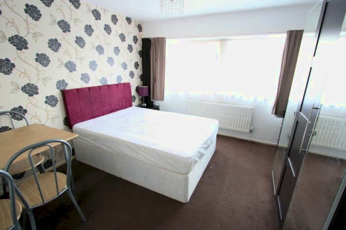 2 Bedroom Flat To Rent In Priestley Road, Mitcham, CR4