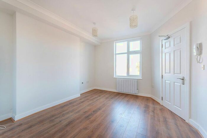3 Bedroom Flat To Rent In Uxbridge Road, Shepherd's Bush, London W12