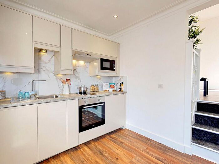 Apartment To Rent In Apt, Clarendon Road #, LS2