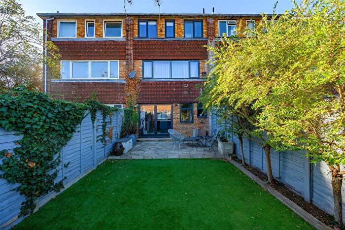 3 Bedroom Property For Sale In Chapel Close, Watford, WD25