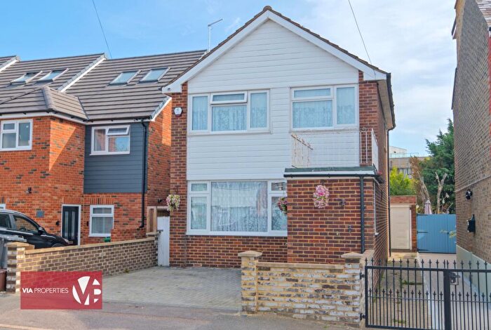 3 Bedroom Detached House For Sale In Bosanquet Road, Hoddesdon, EN11