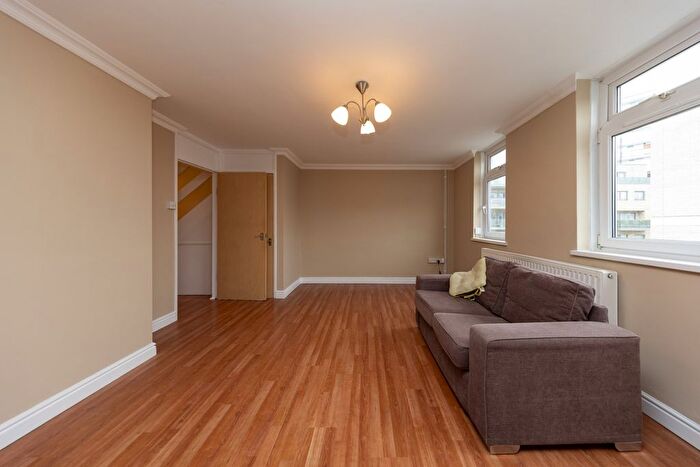 3 Bedroom Flat To Rent In Glengarnock Avenue, Canary Wharf, E14