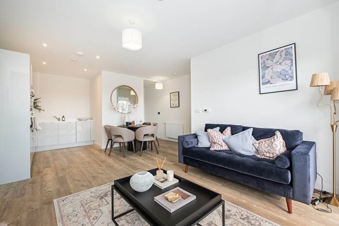1 Bedroom Flat To Rent In Elmsleigh Road, Staines, TW18