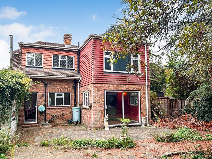 3 Bedroom Detached House For Sale In Vereker Drive, Sunbury-On-Thames, TW16