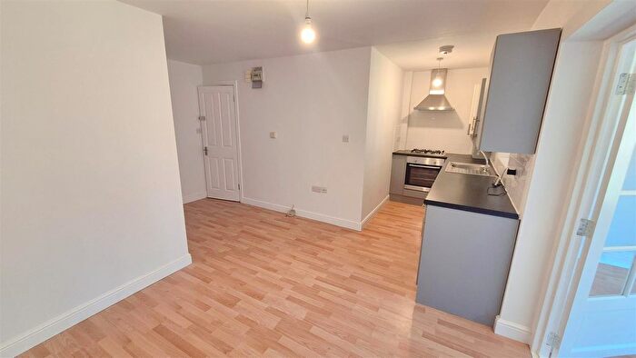 1 Bedroom Flat For Sale In Hanworth Road, Hounslow, TW4