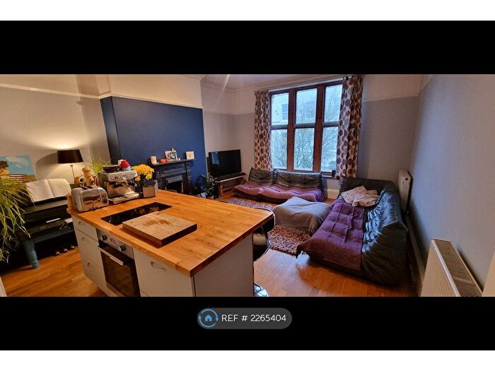 3 Bedroom Flat To Rent In Royal Avenue, Scarborough, YO11