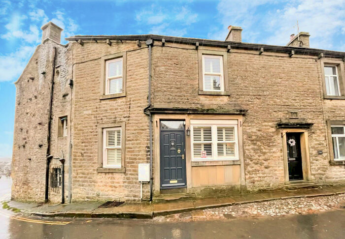 2 Bedroom Cottage For Sale In Chapel Street, Grassington, BD23