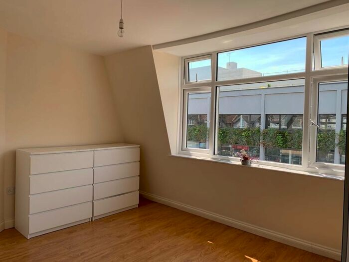 2 Bedroom Flat To Rent In Croydon Road, Caterham, CR3