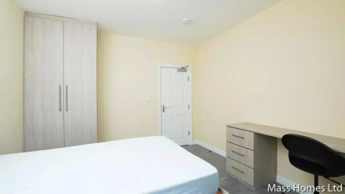 5 Bedroom House To Rent In Parrs Wood Road, Manchester, M20