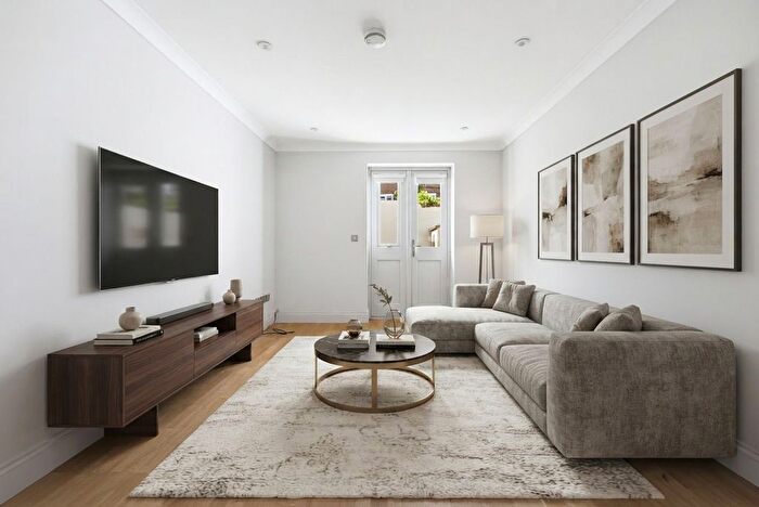3 Bedroom Terraced House For Sale In Hamilton Road, London, W5