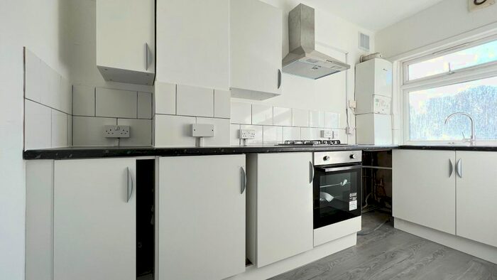 2 Bedroom Flat To Rent In Park View Road, Welling, DA16