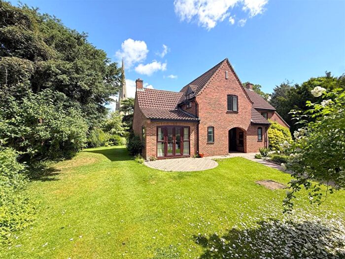 3 Bedroom Semi-Detached House For Sale In Rectory Court, Bottesford, NG13
