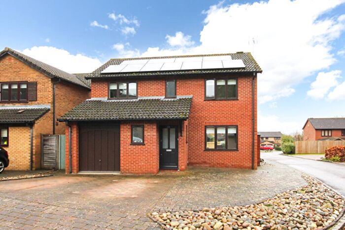 4 Bedroom Detached House For Sale In Tiffany Close, Wokingham, RG41