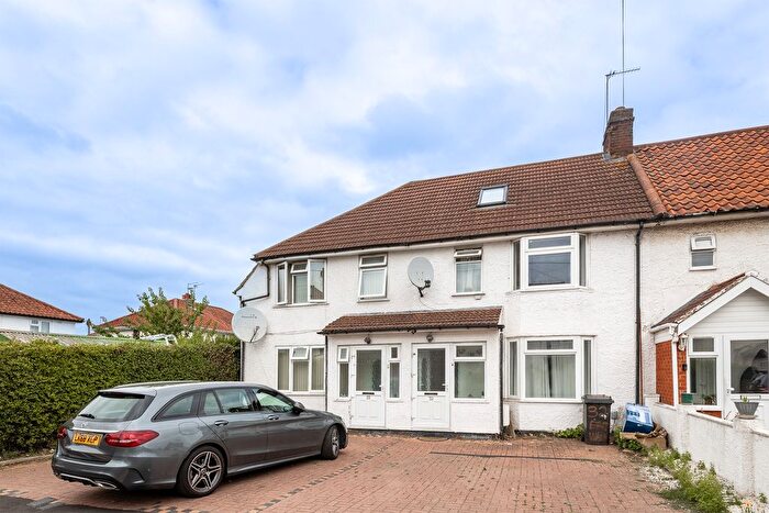 3 Bedroom Semi-detached House For Sale In East Walk, Hayes, UB3