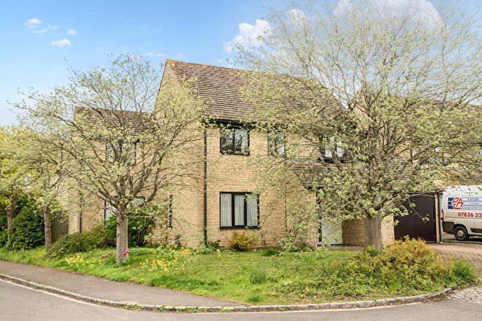 4 Bedroom Detached House For Sale In Oxlease, Witney, OX28