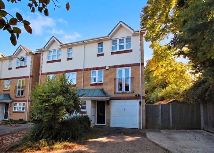 3 Bedroom Semi-Detached House To Rent In Knaphill, Woking, Surrey, GU21