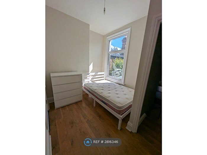 Studio To Rent In Raleigh Road, London, N8