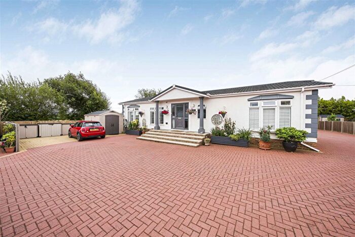 2 Bedroom Mobile/park Home For Sale In Crouch Lane, Winkfield, Windsor, SL4