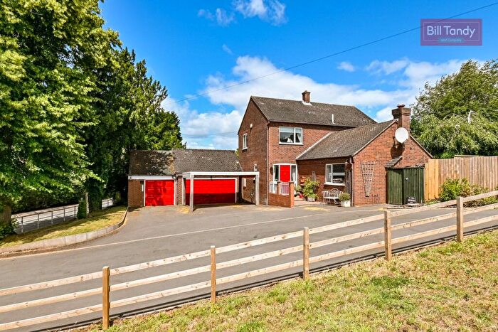 3 Bedroom Detached House For Sale In The Shrubbery, Elford, Tamworth, B79