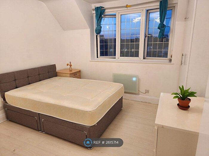 2 Bedroom Flat To Rent In Great West Road, Hounslow, TW5