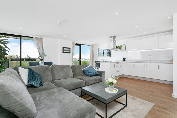 2 Bedroom Flat For Sale In Lapwing Heights, Tottenham Lane, N17