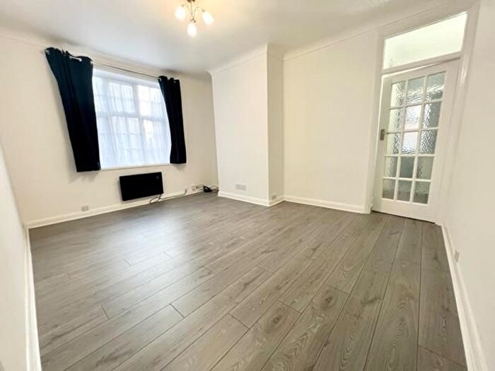 1 Bedroom Flat To Rent In Richmond Court, Richmond Road, Raynes Park, SW20