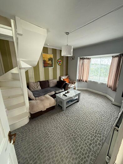 2 Bedroom Maisonette To Rent In Selborne Gardens, London, NW4