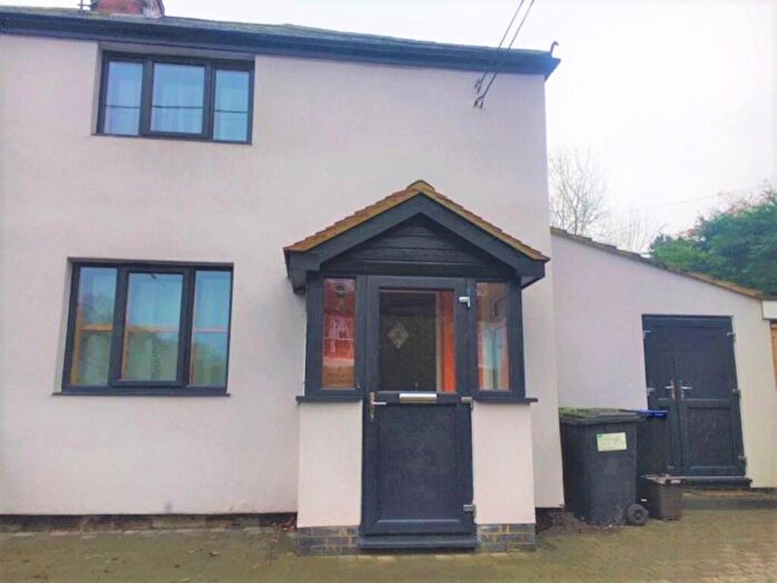 3 Bedroom Semi-Detached House To Rent In Banbury Road, NN11
