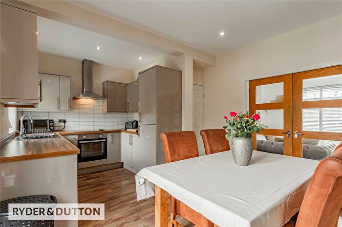 3 Bedroom Semi-Detached House For Sale In Bentley Avenue, Middleton, Manchester, M24