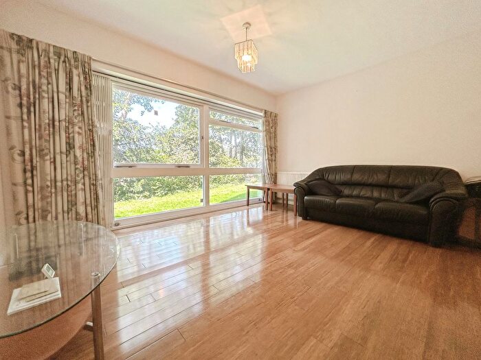 2 Bedroom Flat For Sale In Pinewood Grove, Ealing, W5