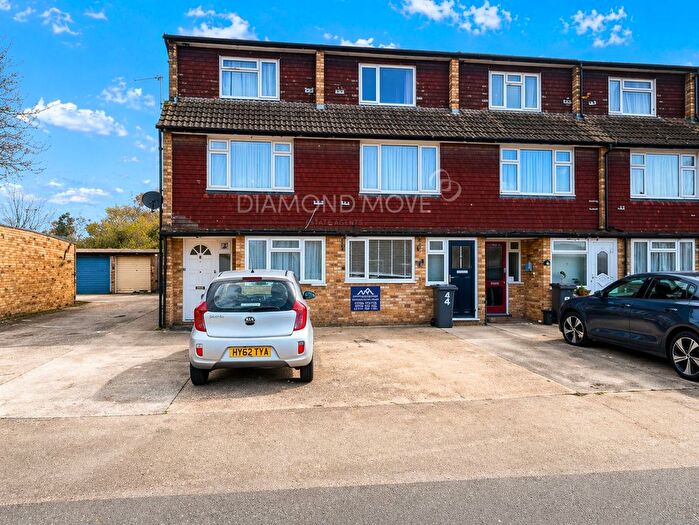 2 Bedroom Maisonette To Rent In Marshall Close, Hounslow, TW4