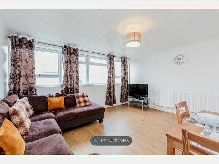 3 Bedroom Flat To Rent In Cherry Tree Lane, Rainham RM13