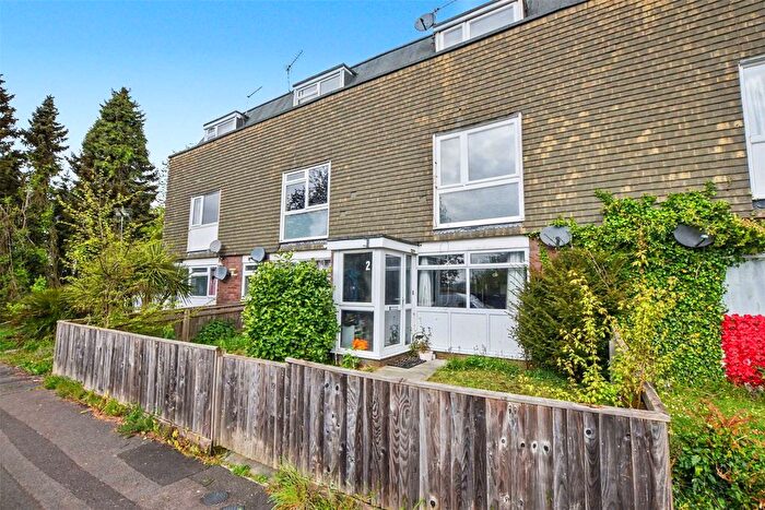 2 Bedroom Flat For Sale In Raven Square, Alton, Hampshire, GU34