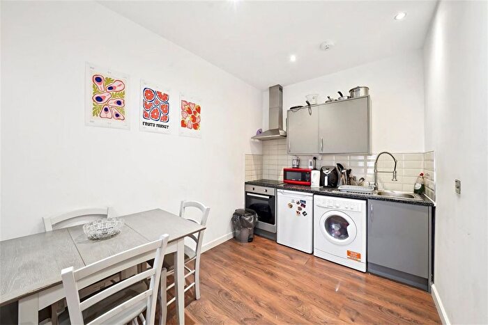 1 Bedroom Flat To Rent In North End Road, London, SW6
