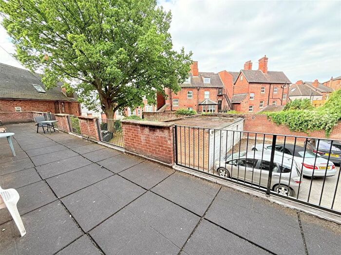 3 Bedroom Flat To Rent In Waverley Street, Nottingham, NG7