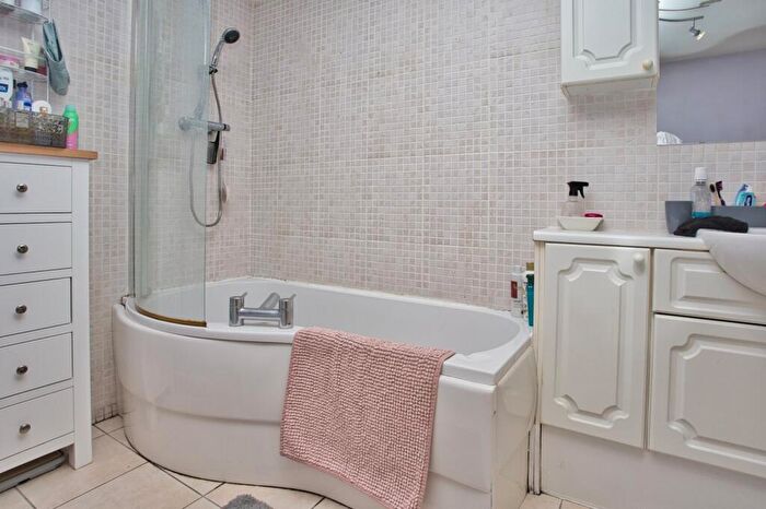 1 Bedroom Flat For Sale In Kingsnorth Gardens, Folkestone, Kent, CT20