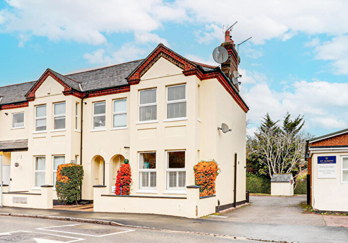 2 Bedroom Flat For Sale In Albanian Court, Camp Road, St. Albans, AL1