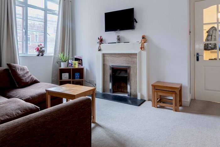 1 Bedroom Flat To Rent In Hammersmith Road, London, W6