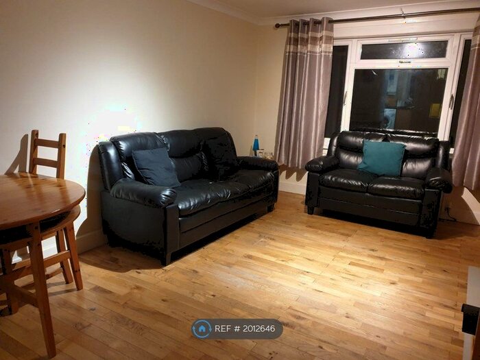 2 Bedroom Flat To Rent In Piersfield Grove, Edinburgh, EH8