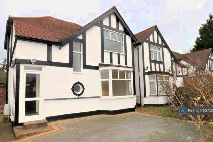 3 Bedroom Detached House To Rent In Edgware Way, Middx, HA8