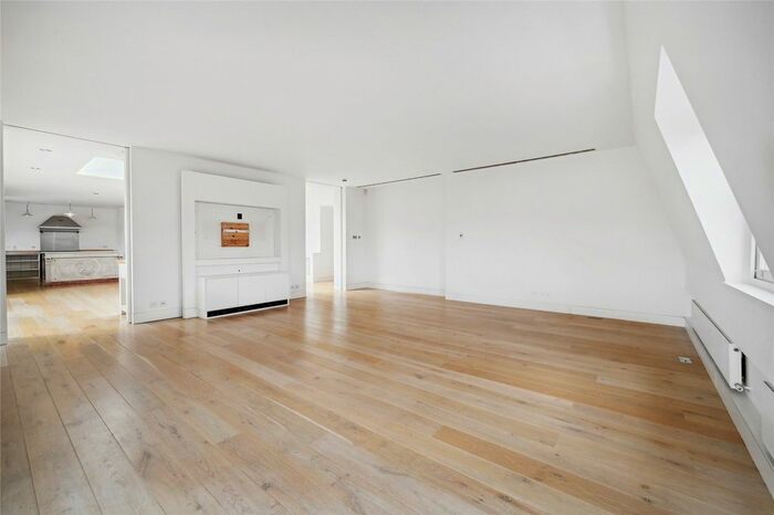 3 Bedroom Flat To Rent In Queen's Gate, London, SW7