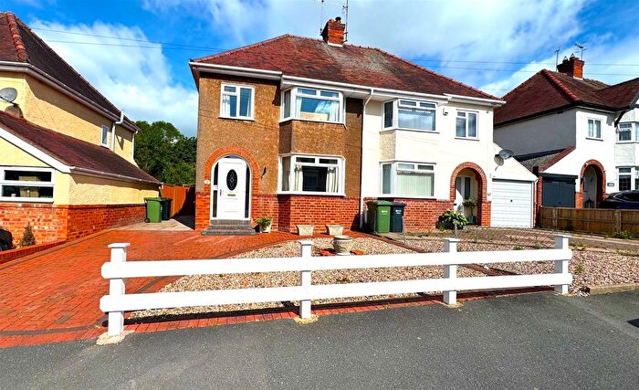 3 Bedroom Semi-Detached House For Sale In Kingston Avenue, Worcester, WR3