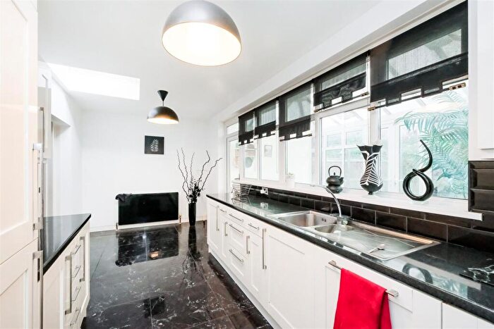 3 Bedroom End Of Terrace House For Sale In Kimberley Road, North Chingford, E4