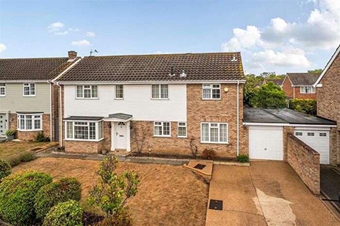 4 Bedroom Detached House For Sale In Barnstaple Road, Bedford, MK40