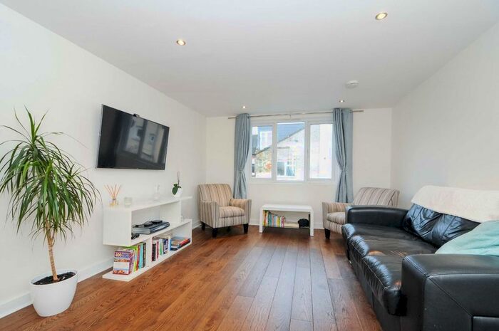 1 Bedroom Flat To Rent In Garratt Lane, London, SW18