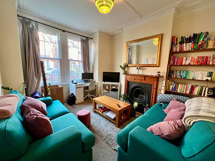 2 Bedroom Flat To Rent In Mantilla Road, London, SW17