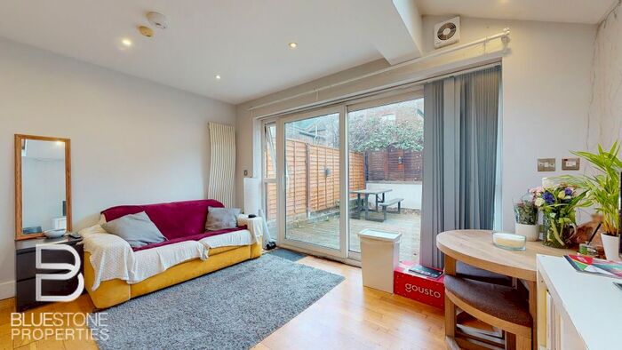 2 Bedroom Flat To Rent In Kellino Street, London, SW17