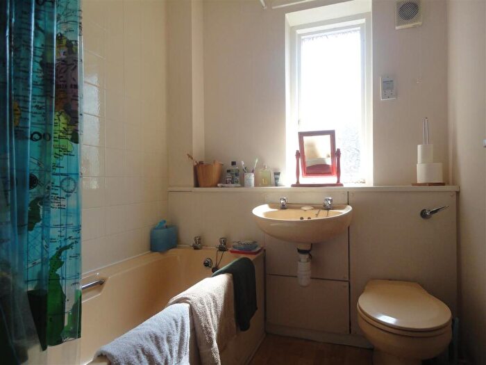 2 Bedroom Semi-Detached House To Rent In Ambrose GardensWest DidsburyManchester, M20